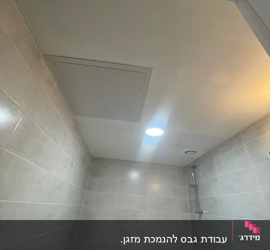 תקרת גבס עם תאורה בחדר אמבטיה